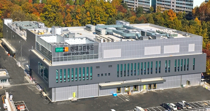 농식품의 생산 및 유통 과정에서 발생하는 양질의 부산물을 축산 사료 원료로 활용될 전망이다. 환경부, 농림축산식품부를 비롯해 이마트, 현대그린푸드, 삼성웰스토리, 농협경제지주, 삼성전자 등 12개 정부기관과 기업이 업무협약을 체결하고 '식품 부산물의 고부가가치 사료 자원화 시범 사업'을 추진한다. 사진은 현대그린푸드 스마트푸드센터 전경. /사진=현대그린푸드