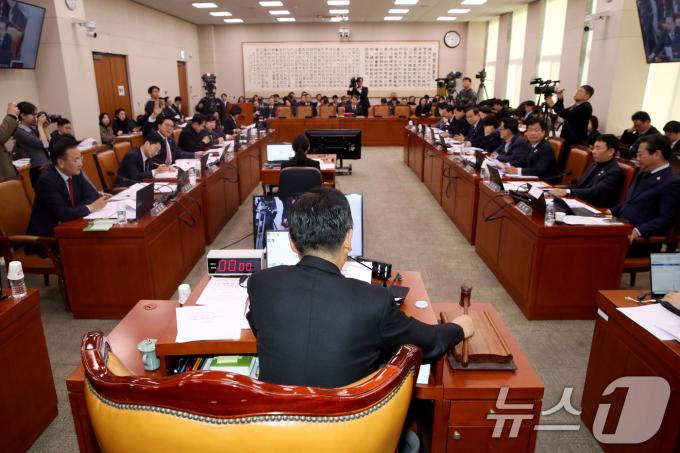 정청래 국회 법사위원장이 17일 오전 서울 여의도 국회에서 열린 법제사법위원회 전체회의에서 초·중등교육법 일부개정법률안을 의결하고 있다. 2024.12.17/뉴스1 ⓒ News1 이광호 기자