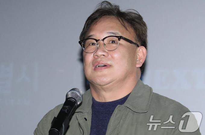 김성수 감독이 17일 서울 마포구 인디스페이스에서 열린 ‘제11회 한국영화제작가협회상’에 참석해 영화 '서울의 봄'으로 ‘감독상’을 받은 뒤 소감을 말하고 있다. 2024.12.17/뉴스1 ⓒ News1 권현진 기자