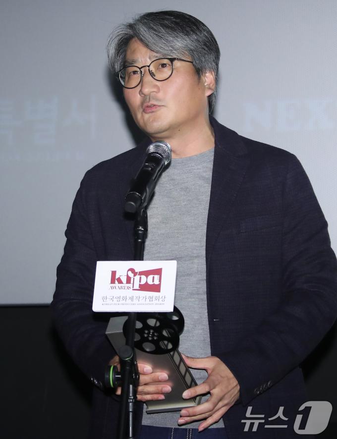 ‘서울의 봄’ 김원국 하이브미디어코프 대표가 17일 서울 마포구 인디스페이스에서 열린 ‘제11회 한국영화제작가협회상’에 참석해 ‘작품상’을 받은 뒤 소감을 말하고 있다. 2024.12.17/뉴스1 ⓒ News1 권현진 기자