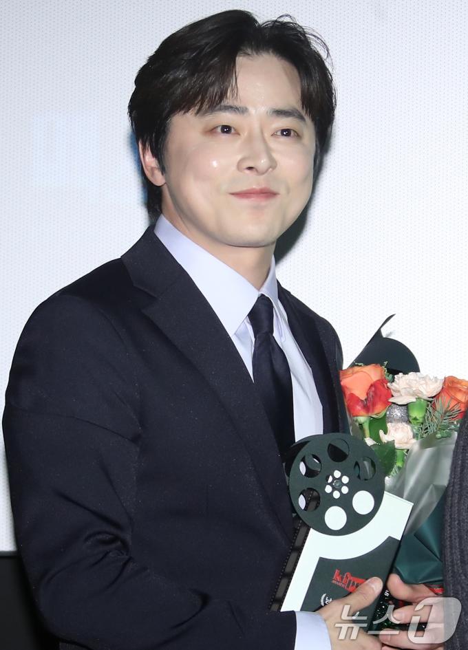 ‘파일럿’ 배우 조정석이 17일 서울 마포구 인디스페이스에서 열린 ‘제11회 한국영화제작가협회상’에 참석해 ‘남우주연상’을 받은 뒤 포즈를 취하고 있다. 2024.12.17/뉴스1 ⓒ News1 권현진 기자