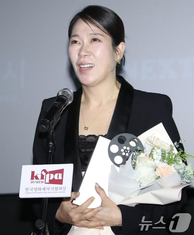 ‘시민덕희’ 배우 염혜란이 17일 서울 마포구 인디스페이스에서 열린 ‘제11회 한국영화제작가협회상’에 참석해 ‘여우조연상’을 받은 뒤 소감을 말하고 있다. 2024.12.17/뉴스1 ⓒ News1 권현진 기자