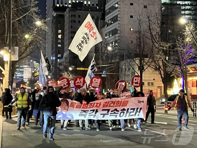 17일 오후 서울 종로구 보신각 앞에서 열린 윤석열 체포·김건희 구속 촛불대행진에 참가한 시민들이 윤석열을 체포하라는 구호를 외치면서 헌법재판소 방면으로 행진하고 있다. 2024.12.17/뉴스1 ⓒ News1 김민수 기자