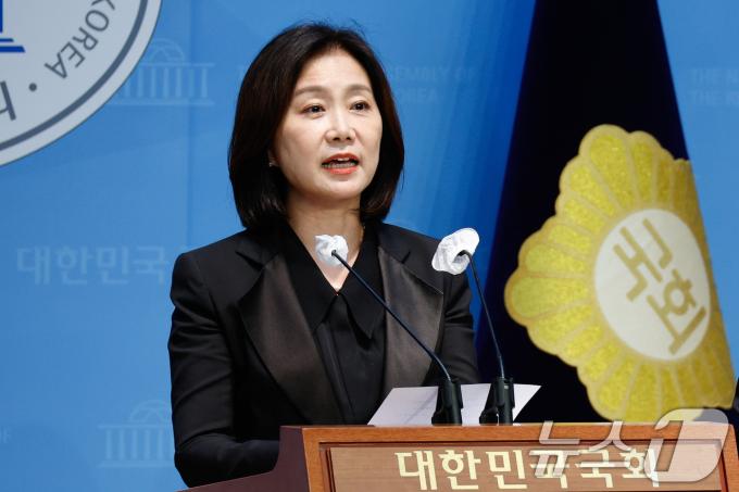 허은아 개혁신당 대표가 16일 오후 서울 여의도 국회 소통관에서 운영위원회가 상설특검 규칙안을 야당 단독으로 소위에 회부한 것과 관련, 개혁신당이 특검 추천권을 가져야 한다며 긴급 기자회견을 하고 있다. 2024.10.16/뉴스1 ⓒ News1 안은나 기자