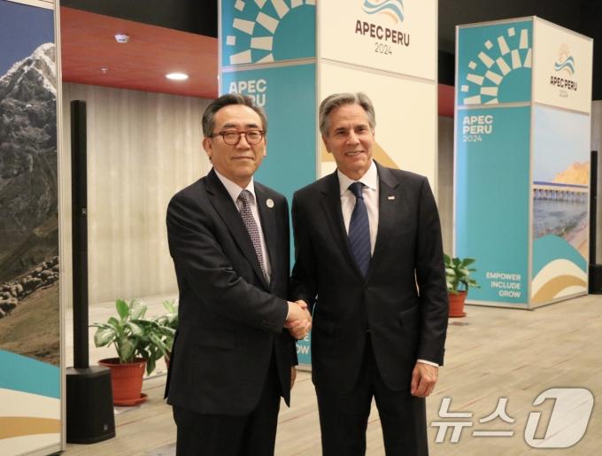 아시아태평양경제협력체(APEC) 각료회의 참석차 페루 리마를 방문 중인 조태열 외교부 장관이 14일(현지시간) 토니 블링컨 미국 국무장관과 회담 기념 악수를 하고 있다. (외교부 제공) 2024.11.15/뉴스1