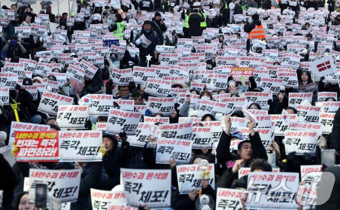 윤석열 대통령에 대한 탄핵소추안이 가결된 지 이틀째인 15일 서울 중구 서울시청 인근에서 촛불행동 회원들이 집회를 갖고 헌법재판소의 조속한 탄핵 심판을 촉구하고 있다. 2024.12.15/뉴스1 ⓒ News1 이동해 기자