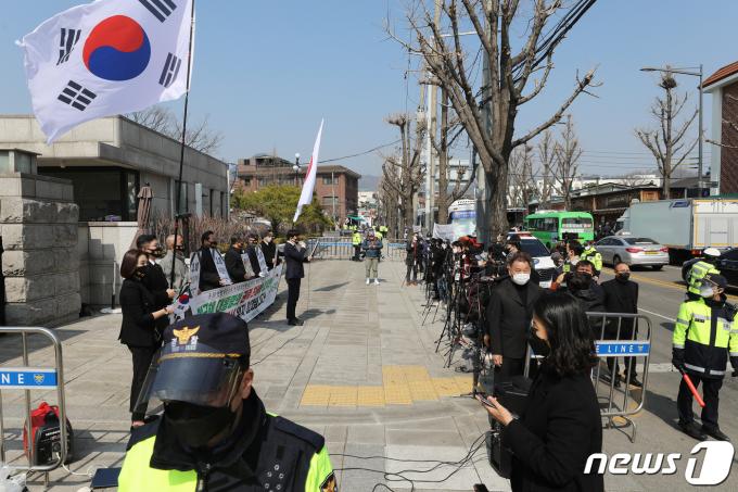 우리공화당 관계자들이 2021년 3월 10일 오후 서울 종로구 헌법재판소 앞에서 열린 박근혜 前 대통령 탄핵 무효 기자회견에서 애국가를 부르고 있다. /뉴스1 ⓒ News1 김진환 기자