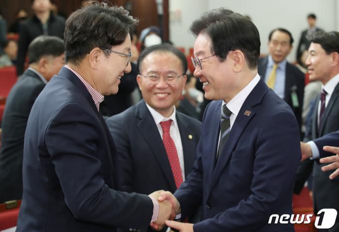 이재명 더불어민주당 대표가 지난해 4월 10일 오후 서울 여의도 국회도서관 대강당에서 열린 강원특별법 개정지원을 위한 전문가 국회포럼에서 권성동 국민의힘 의원과 악수를 나누고 있다. 2023.4.10/뉴스1 ⓒ News1 임세영 기자