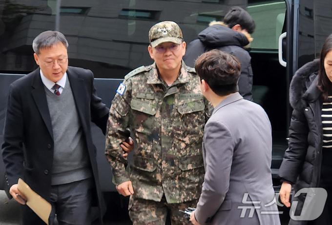 이진우 수도방위사령관이 16일 서울 용산구 중앙지역군사법원에서 열린 영장실질심사에 출석하고 있다. 2024.12.16/뉴스1 ⓒ News1 허고운 기자