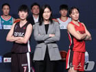 21일 서울 중구 플라자호텔에서 열린 하나은행 2024~2025 여자프로농구 개막 미디어데이 행사에서 BNK썸 박정은 감독과 박혜진, 김소니아 선수가 포즈를 취하고 있다. 2024.10.21/뉴스1 ⓒ News1 김명섭 기자