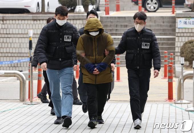 둔기로 아내를 살해한 혐의를 받는 대형 로펌 출신 미국 변호사 현 모 씨가 6일 오후 서울 서초구 서울중앙지방법원에서 열린 구속 전 피의자 심문(영장실질심사)에 출석하고 있다. 검사 출신 전직 다선 국회의원의 아들인 것으로 알려진 현 씨는 지난 3일 오후 7시 50분경 서울 종로구 한 주상복합아파트에서 부부싸움을 하다가 아내를 둔기로 폭행해 결국 사망에 이르게 한 혐의를 받는다. 2023.12.6/뉴스1 ⓒ News1 구윤성 기자