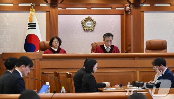 김복형(왼쪽), 김형두 헌법재판관이 17일 오후 서울 종로구 헌법재판소에서 열린 최재해 감사원장 탄핵 심판 첫 변론준비기일에 참석하고 있다. (공동취재) 2024.12.17/뉴스1 ⓒ News1 이승배 기자
