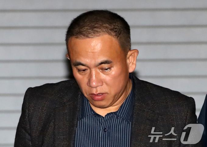 윤석열 대통령 부부 공천 개입 의혹의 핵심 인물인 명태균 씨가 지난 11월 14일 오후 공천을 대가로 정치자금을 주고받은 혐의(정치자금법 위반)로 경남 창원시 성산구 창원지방법원에서 열린 구속 전 피의자 심문(영장실질심사)을 마친 후 대기 장소인 창원교도소로 가기 위해 호송차로 이동하고 있다. 2024.11.14/뉴스1 ⓒ News1 윤일지 기자