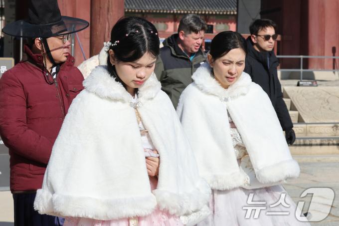 외국인 관광객들이 두꺼운 옷을 입고 추억을 남기고 있다.  2024.12.15/뉴스1 ⓒ News1 신웅수 기자