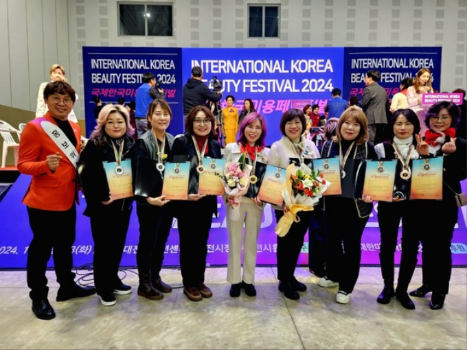 하남시 미용지부 소속 미용사들이 '2024 국제한국미용페스티벌' 헤어아트 공모전에서 금상 2개, 은상 3개, 동상 2개 수상하며 시상식에서 사진촬영을 하고 있다. / 사진제공=하남시