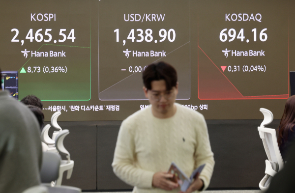 코스피가 18일 장 초반 상승세다. 사진은 이날 오전 서울 중구 하나은행 딜링룸에서 딜러들이 업무를 보는 모습. /사진=뉴시스