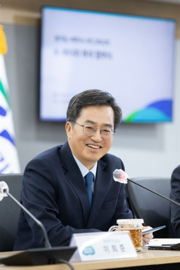 김동연 경기도지사가 지난해 2월 16일 경기도청 상황실에서 열린 K-배터리 투자유치 협약식에서 인사말을 하고 있다. / 사진제공=경기도