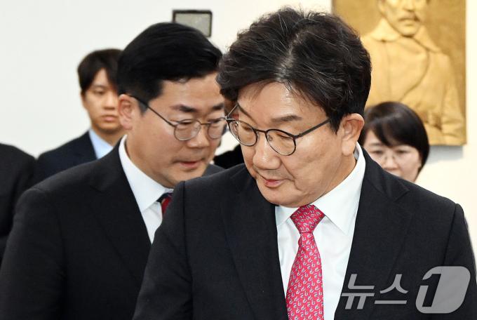 권성동 국민의힘 대표 권한대행 겸 원내대표(오른쪽)와 박찬대 더불어민주당 원내대표가 17일 서울 여의도 국회 의장실에서 열린 국회의장 주재 양당 원내대표 회동에 입장하고 있다.(공동취재)2024.12.17/뉴스1 ⓒ News1 이광호 기자