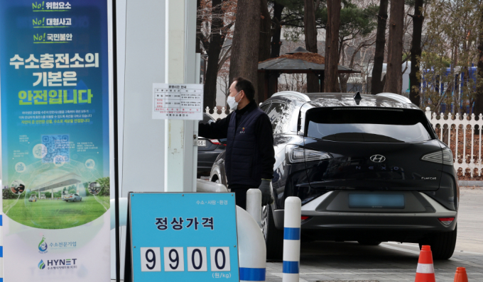 내년 5월부터 수소충전소 확대를 위해 수소충전소 이격거리 규제가 완화된다.  사진은 서울 영등포구 여의도 국회 수소충전소에서 충전하는 넥쏘 차량. /사진=뉴스1  