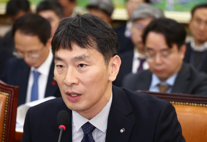 이복현 금융감독원장이 18일 오전 서울 여의도 국회에서 열린 정무위원회 전체회의에서 의원 질의에 답변하고 있다./사진=뉴스1