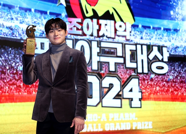 KIA 타이거즈 김도영이 '2024 조아제약 프로야구 대상' 시상식에서 대상을 받은 뒤 포즈를 취하고 있다. /사진=조아제약