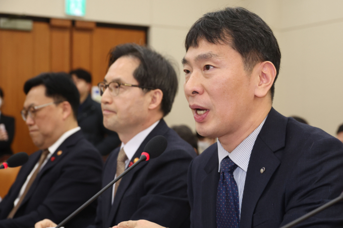  이복현 금융감독원장이 18일 오전 서울 여의도 국회에서 열린 정무위원회 전체회의에서 의원질의에 답하고 있다. /사진=뉴시스