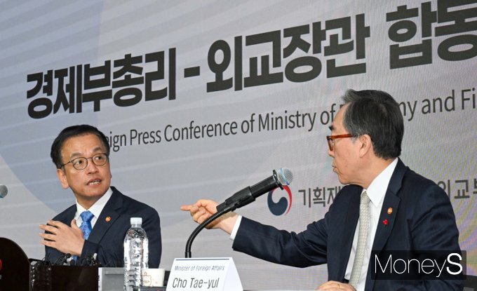 [머니S픽] 외신 만난 최상목 