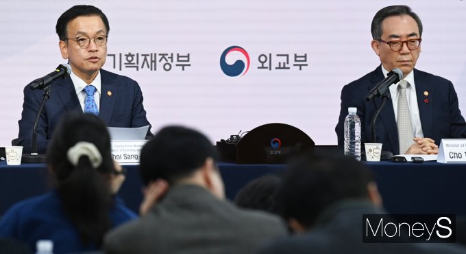[머니S픽] 외신 만난 최상목 