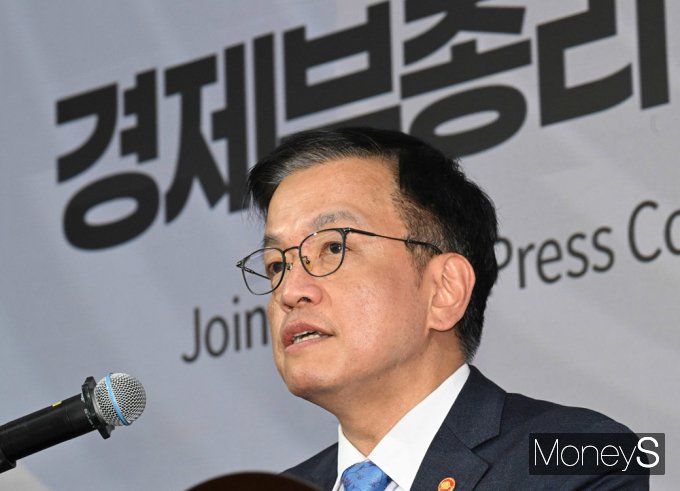 [머니S포토] 외신 만난 최상목 