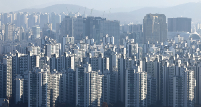  정부가 '공시가격 현실화 수정 계획을 적용한 표준주택 공시가격을 공개한 가운데 서울 강남구가 3.53%로 상승폭이 가장 컸다. 사진은 서울시내 아파트 밀집 지역. /사진=뉴시스
