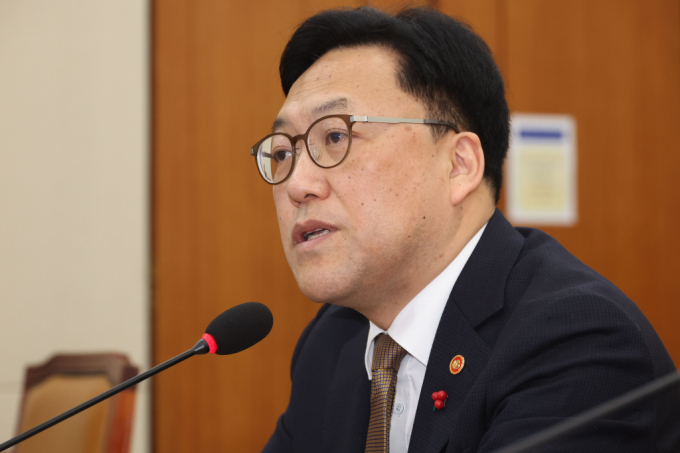 김병환 금융위원장이 18일 오전 서울 여의도 국회에서 열린 정무위원회 전체회의에서 의원질의에 답하고 있다./사진=뉴시스 