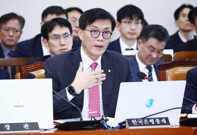 이창용 한국은행 총재가 17일 오후 서울 여의도 국회에서 열린 기획재정위원회 전체회의에 출석해 의원 질의에 답변하고 있다./사진=뉴스1