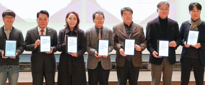 경기북부 문화 공동체 공동대표 7명이 결의문에 서명하고 기념하고 있다. (왼쪽부터)경기민예총, 경기북부문화원협의회, 경기예총, 경기문화재단, 경기관광공사, 경기콘텐츠진흥원, 경기아트센터 각 단체 대표. 사진제공=경콘진 
