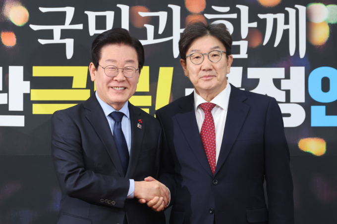 권성동 권한대행이 이재명 대표를 만나 정치 공세 성격이 강한 탄핵소추안을 철회해달라고 부탁했다. 사진은 이날 민주당 대표실에서 만난 모습. /사진=뉴시스