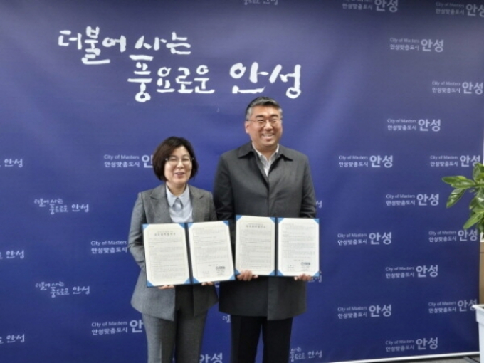 김보라 안성시장(왼쪽)이 고향사랑기부제 민간플랫폼 ‘위기브’를 운영하는 사회적기업 고두환 ㈜공감만세 대표이사(오른쪽)와 지난달 14일 경기도 지자체 처음으로 고향사랑기부제 홍보 업무협약을 체결하고 사진촬영을 하고 있다. / 사진제공=안성시 