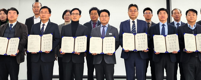 경기도 산하 17개 공공기관이 참석한 가운데 18일 경기도청에서 열린 '0.5&0.75잡 제도 도입 업무협약식. 사진제공=경기도