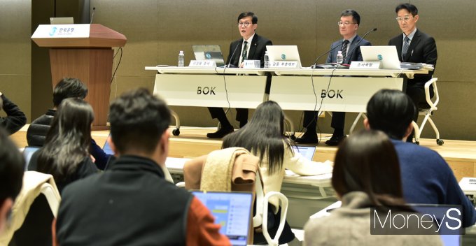 [머니S포토] 이창용 한은 총재, 물가안정목표 운영상황 기자간담회