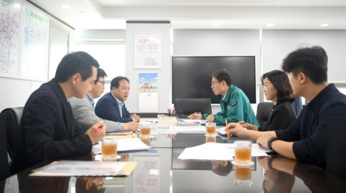 이권재 오산시이 세교지구·동오산·운암단지 등 교통사각지대 해소를 위한 논의를 하고 있다. / 사진제공=오산시 