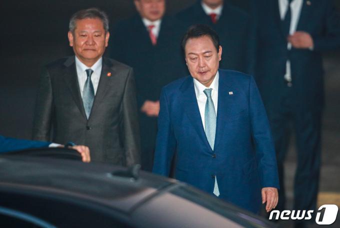 윤석열 대통령(오른쪽)이 이상민 행정안전부 장관과 이동하고 있다. 2022.11.16/뉴스1 ⓒ News1 안은나 기자
