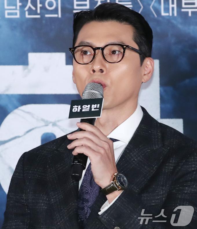 배우 현빈이 18일 서울 용산구 CGV용산아이파크몰에서 열린 영화 '하얼빈'(감독 우민호) 언론 시사회에 참석해 인사말을 하고 있다. '하얼빈'은 1909년, 하나의 목적을 위해 하얼빈으로 향하는 이들과 이를 쫓는 자들 사이의 숨 막히는 추적과 의심을 그린 작품이다. 2024.12.18/뉴스1 ⓒ News1 권현진 기자