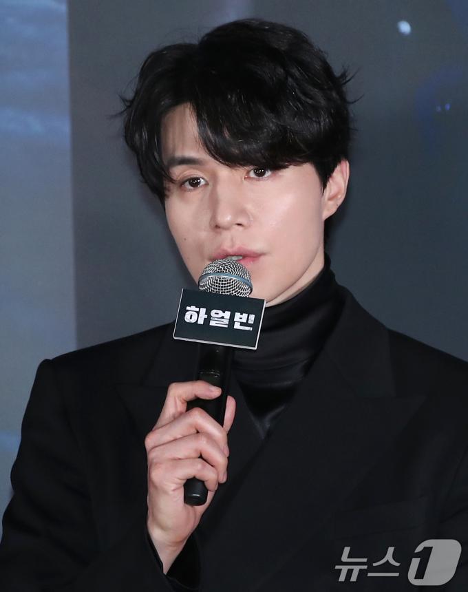 배우 이동욱이 18일 서울 용산구 CGV용산아이파크몰에서 열린 영화 '하얼빈'(감독 우민호) 언론 시사회에 참석해 인사말을 하고 있다. '하얼빈'은 1909년, 하나의 목적을 위해 하얼빈으로 향하는 이들과 이를 쫓는 자들 사이의 숨 막히는 추적과 의심을 그린 작품이다. 2024.12.18/뉴스1 ⓒ News1 권현진 기자