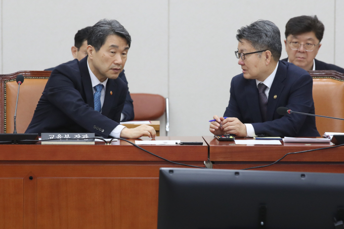 교육부가 비상계엄이 있었던 지난 3일 비상계엄사령부가 인력 파견을 요청했다고 밝혔다. 사진은 이주호 사회부총리 겸 교육부장관(왼쪽)과 오석환 교육부 차관이 지난달 28일 서울 여의도 국회에서 열린 교육위원회 전체회의에 출석한 모습. /사진=뉴스1
