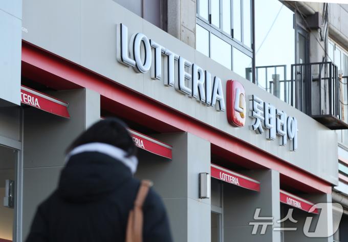 '12·3 비상계엄 사태'를 앞두고 노상원 전 정보 사령관과 문상호 정보사령관이 안산의 한 햄버거집에서 만나 계엄을 사전에 모의했다는 진술이 나왔다. 사진은 ‘12·3 비상계엄’ 직전 전현직 정보사령관들이 계엄 직전 햄버거 프랜차이즈 롯데리아에서 비밀 회동을 가진 것으로 알려진 18일 오후 경기 안산시의 한 롯데리아 매장의 모습. 2024.12.18/뉴스1 ⓒ News1 김영운 기자