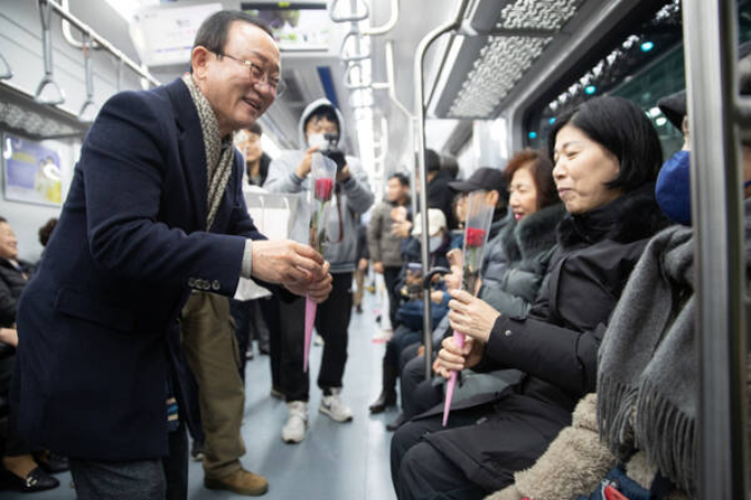 김덕현 연천군수가 전철 1호선 개통 당시 주민들과 함께 탑승해 대화를 나누고 있다. / 사진제공=연천군   