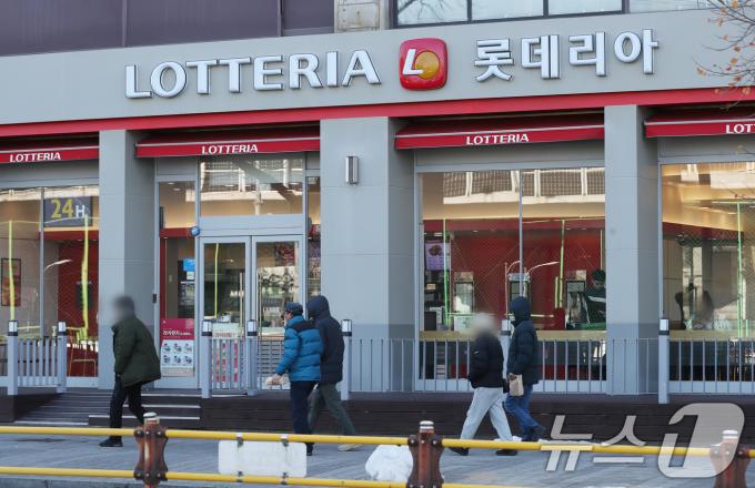 '12·3 비상계엄 사태'를 앞두고 노상원 전 정보 사령관과 문상호 정보사령관이 안산의 한 햄버거집에서 만나 계엄을 사전에 모의했다는 진술이 나왔다. 사진은 18일 오후 ‘12·3 비상계엄’ 직전 전현직 정보사령관들이 계엄 직전 햄버거 프랜차이즈 롯데리아에서 비밀 회동을 가진 것으로 알려진 경기 안산시의 한 롯데리아 매장의 모습. 2024.12.18/뉴스1 ⓒ News1 김영운 기자