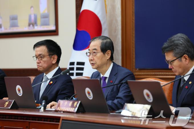 한덕수 대통령 권한대행 국무총리가 17일 서울 종로구 정부서울청사에서 열린 국무회의에서 모두발언을 하고 있다. (총리실 제공)2024.12.17/뉴스1