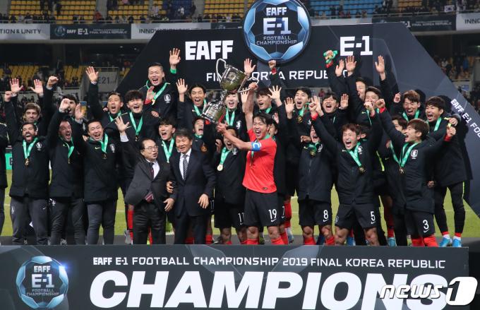18일 오후 부산아시아드주경기장에서 열린 2019 동아시아축구연맹(EAFF) 풋볼 챔피언십(동아시안컵) 남자부 대한민국과 일본의 경기에서 1-0으로 우승을 거둔 대한민국 선수들이 트로피를 들고 기쁨을 나누고 있다. 뉴스1 DB ⓒ News1 DB