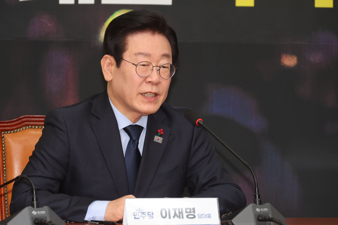 법원이 오는 19일까지 법원 집행관이 이재명 더불어민주당 대표에게 공직선거법 위반 사건 2심 관련 서류를 직접 전달할 계획이다. 사진은 이 대표가 18일 서울 여의도 국회에서 권성동 국민의힘 당대표 권한대행 겸 원내대표를 접견한 모습. /사진=뉴시스