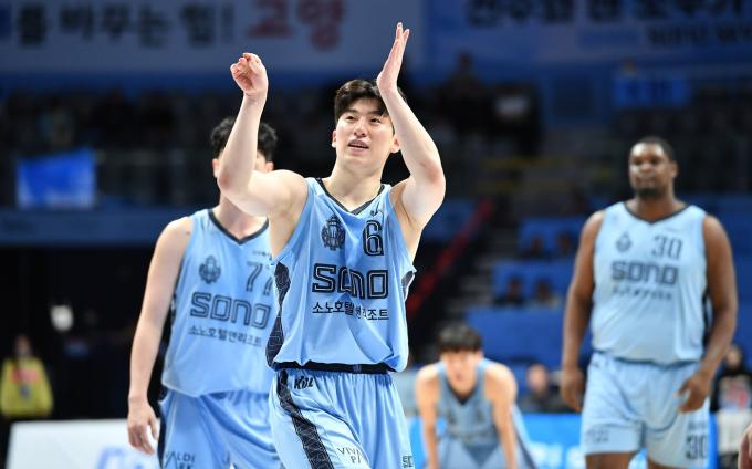 고양 소노의 이정현이 18일 열린 2024-25 프로농구 수원 KT와 홈 경기에서 28점을 넣으며 팀 11연패 탈출을 이끌었다. (KBL 제공)