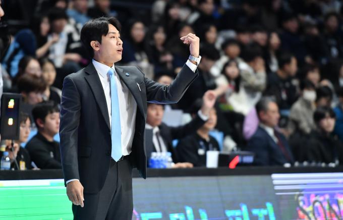 김태술 감독은 고양 소노 사령탑으로 부임한 뒤 9경기 만에 첫 승을 거뒀다. (KBL 제공)